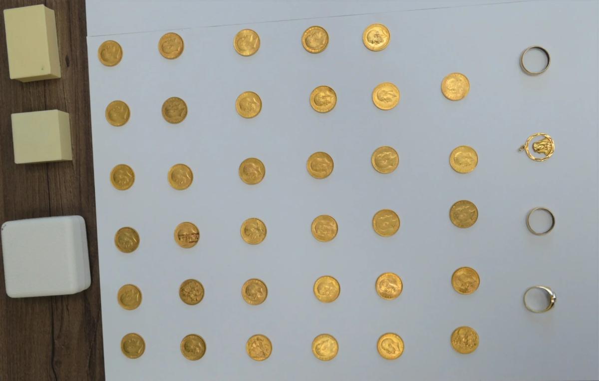 Απάτη στην Κρήτη: Φωτογραφίες από τις χρυσές λίρες και τα κοσμήματα των 90.000 ευρώ που πέταξαν οι γιαγιάδες στα σκουπίδια!