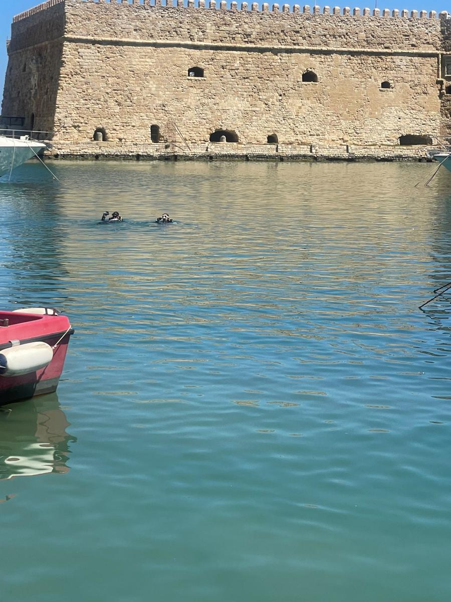 Καθαρός ο βυθός στο Ενετικό Λιμάνι Ηρακλείου: Μεγάλη επιχείρηση με τη συμμετοχή 30+ φορέων! 4 Καθαρός ο βυθός στο Ενετικό Λιμάνι Ηρακλείου: Μεγάλη επιχείρηση με τη συμμετοχή 30+ φορέων!