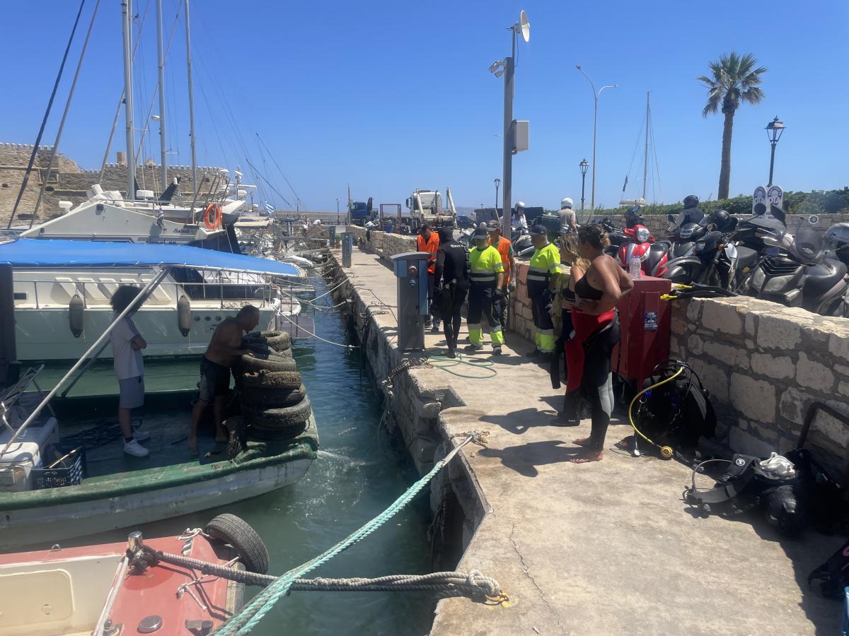 Καθαρός ο βυθός στο Ενετικό Λιμάνι Ηρακλείου: Μεγάλη επιχείρηση με τη συμμετοχή 30+ φορέων! 3 Καθαρός ο βυθός στο Ενετικό Λιμάνι Ηρακλείου: Μεγάλη επιχείρηση με τη συμμετοχή 30+ φορέων!