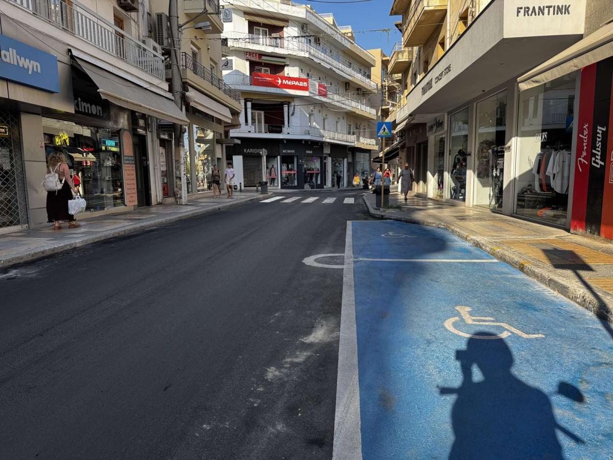 Ηράκλειο: «Νυχτερινή» επιχείρηση για τις νέες διαγραμμίσεις στο κέντρο της πόλης (εικόνες)