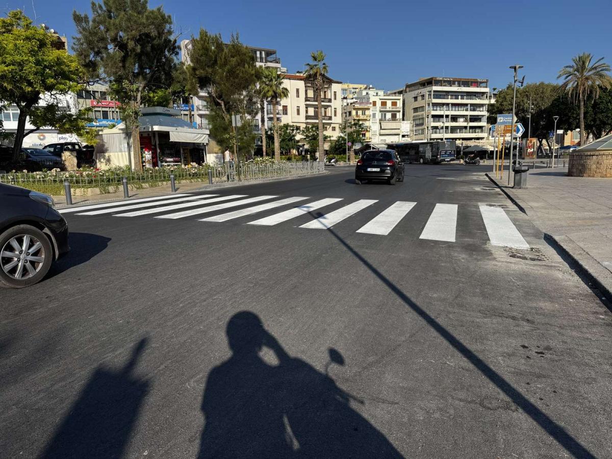 Ηράκλειο: «Νυχτερινή» επιχείρηση για τις νέες διαγραμμίσεις στο κέντρο της πόλης (εικόνες)