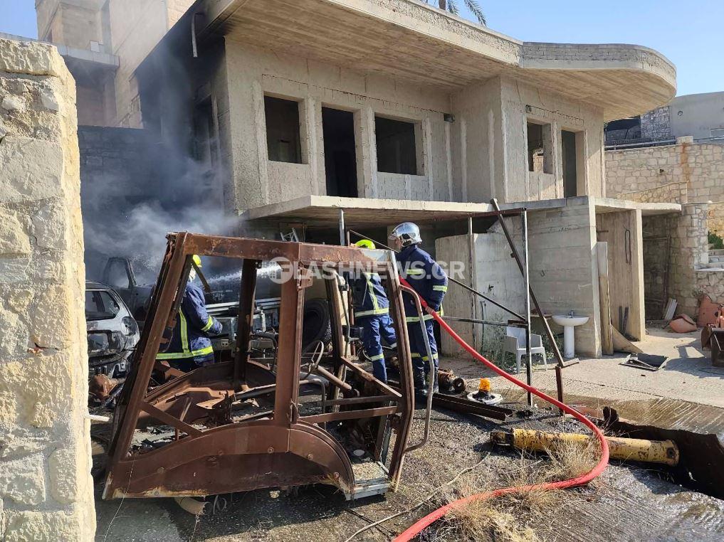 Κρήτη: Πυρκαγιά «τύλιξε» δύο οχήματα σε πάρκινγκ κατοικιών - Έγιναν στάχτη - Δείτε εικόνες 4 Κρήτη: Πυρκαγιά «τύλιξε» δύο οχήματα σε πάρκινγκ κατοικιών - Έγιναν στάχτη - Δείτε εικόνες