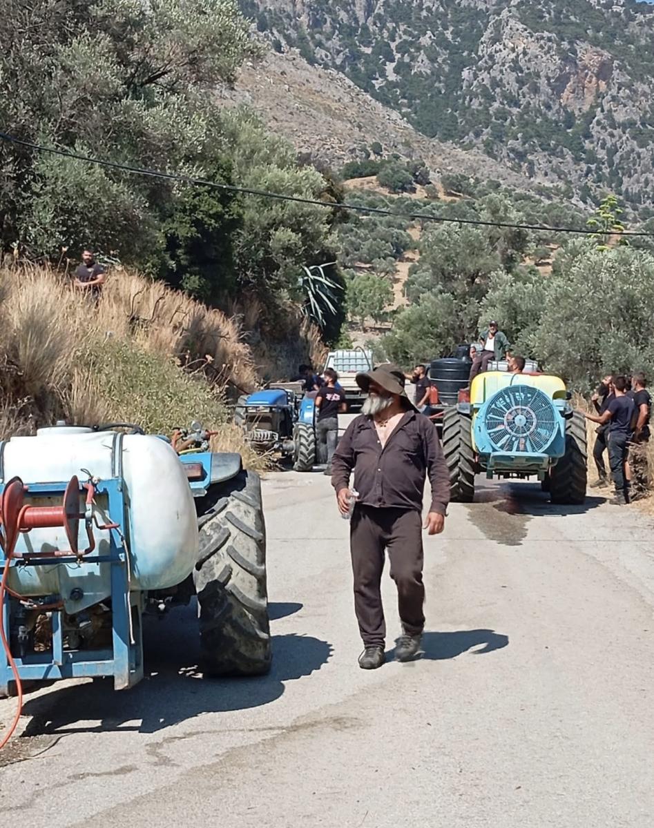 Βορίζια: Η συνεργασία Πυροσβεστικής, Δήμου και κατοίκων έσωσε τον οικισμό - Μια ανάσα από τα σπίτια πρόλαβαν τη φωτιά 3 Βορίζια: Η συνεργασία Πυροσβεστικής, Δήμου και κατοίκων έσωσε τον οικισμό - Μια ανάσα από τα σπίτια πρόλαβαν τη φωτιά