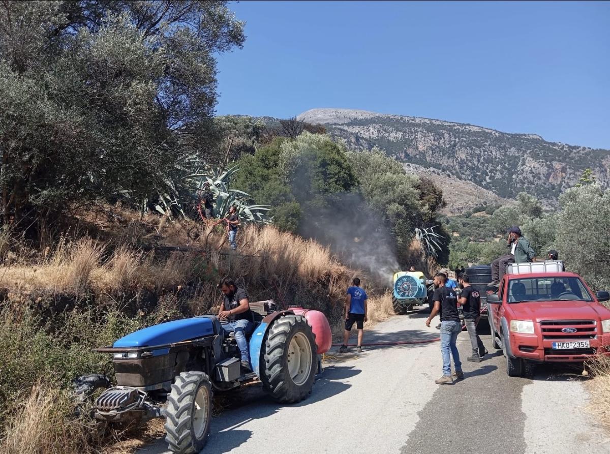 Βορίζια: Η συνεργασία Πυροσβεστικής, Δήμου και κατοίκων έσωσε τον οικισμό - Μια ανάσα από τα σπίτια πρόλαβαν τη φωτιά 9 Βορίζια: Η συνεργασία Πυροσβεστικής, Δήμου και κατοίκων έσωσε τον οικισμό - Μια ανάσα από τα σπίτια πρόλαβαν τη φωτιά