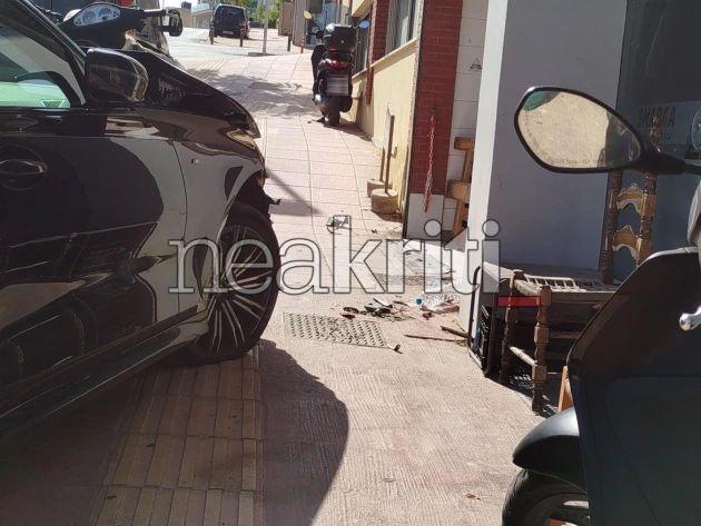 Αναστάτωση στο Ηράκλειο: ΙΧ «θέρισε» αυτοκίνητα και μηχανάκια - Δείτε εικόνες 4 Αναστάτωση στο Ηράκλειο: ΙΧ «θέρισε» αυτοκίνητα και μηχανάκια - Δείτε εικόνες