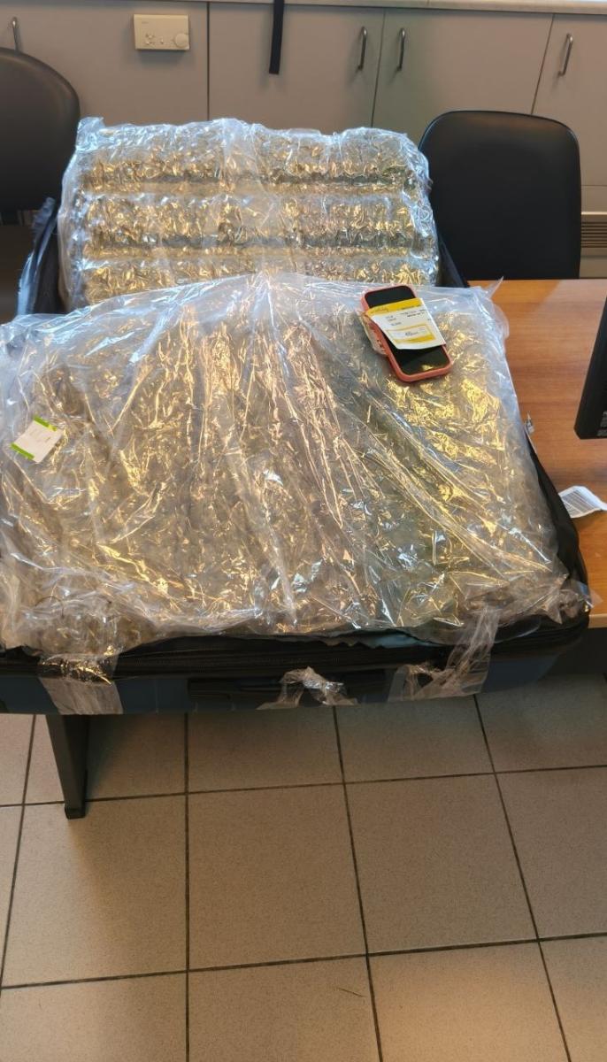 «Μπλόκο» στο αεροδρόμιο Ηρακλείου: 32χρονη μετέφερε σε βαλίτσα περισσότερα από 19 κιλά κάνναβης!