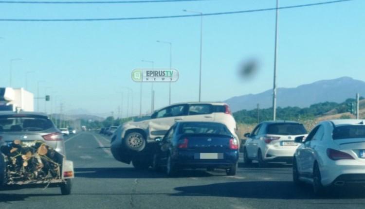 Απίστευτο τροχαίο: Αυτοκίνητο βρέθηκε πάνω σε άλλο μετά τη σύγκρουση! 3 Απίστευτο τροχαίο: Αυτοκίνητο βρέθηκε πάνω σε άλλο μετά τη σύγκρουση!