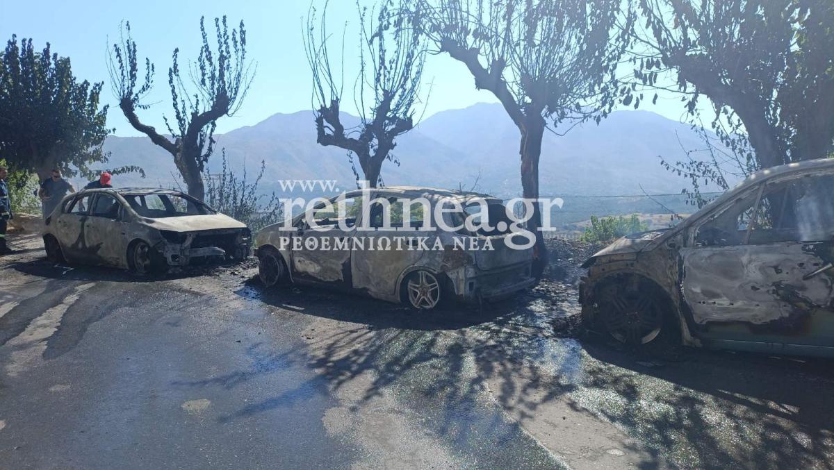 Κρήτη: Φλόγες τύλιξαν τρία σταθμευμένα αυτοκίνητα - Έγιναν στάχτη!