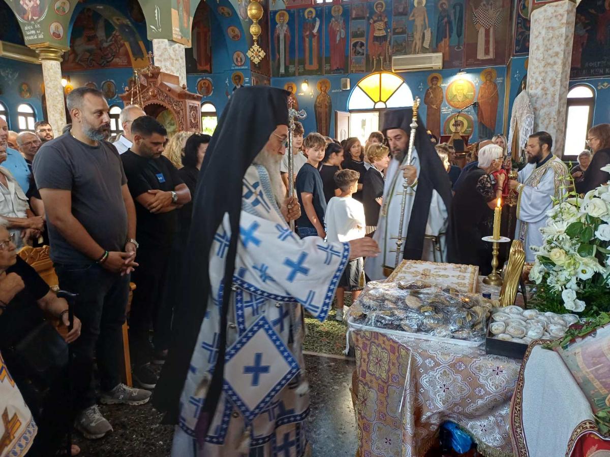 Συγκίνηση στη Μεσαρά: Πλήθος κόσμου και δύο Μητροπολίτες στο ετήσιο μνημόσυνο του Μανούσου Πουλινάκη 14 Συγκίνηση στη Μεσαρά: Πλήθος κόσμου και δύο Μητροπολίτες στο ετήσιο μνημόσυνο του Μανούσου Πουλινάκη