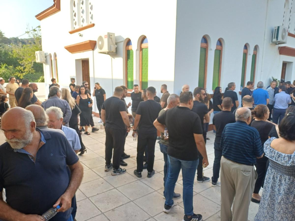 Βαρύ πένθος στη Μεσαρά: Πλήθος κόσμου αποχαιρετά τον Γιώργο Σπανουδάκη 3 Βαρύ πένθος στη Μεσαρά: Πλήθος κόσμου αποχαιρετά τον Γιώργο Σπανουδάκη