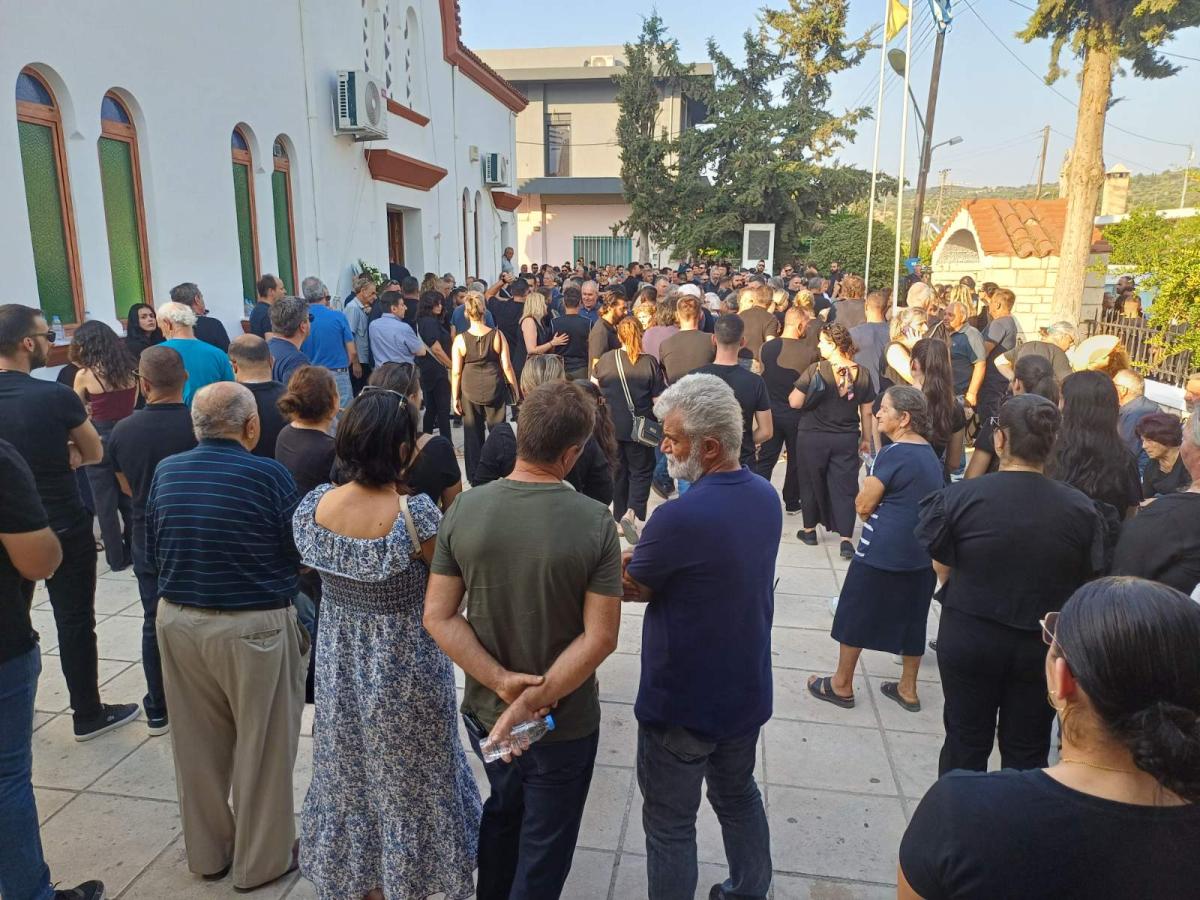 Βαρύ πένθος στη Μεσαρά: Πλήθος κόσμου αποχαιρετά τον Γιώργο Σπανουδάκη 4 Βαρύ πένθος στη Μεσαρά: Πλήθος κόσμου αποχαιρετά τον Γιώργο Σπανουδάκη
