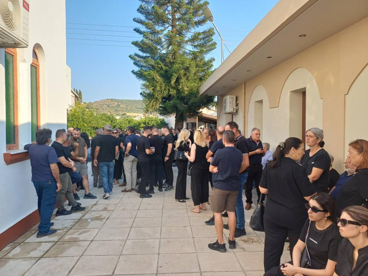 Βαρύ πένθος στη Μεσαρά: Πλήθος κόσμου αποχαιρετά τον Γιώργο Σπανουδάκη 5 Βαρύ πένθος στη Μεσαρά: Πλήθος κόσμου αποχαιρετά τον Γιώργο Σπανουδάκη