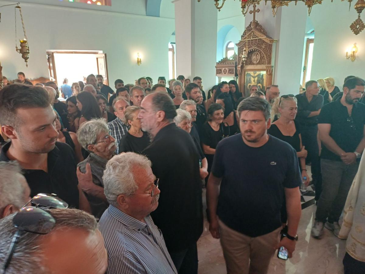 Βαρύ πένθος στη Μεσαρά: Πλήθος κόσμου αποχαιρετά τον Γιώργο Σπανουδάκη 6 Βαρύ πένθος στη Μεσαρά: Πλήθος κόσμου αποχαιρετά τον Γιώργο Σπανουδάκη