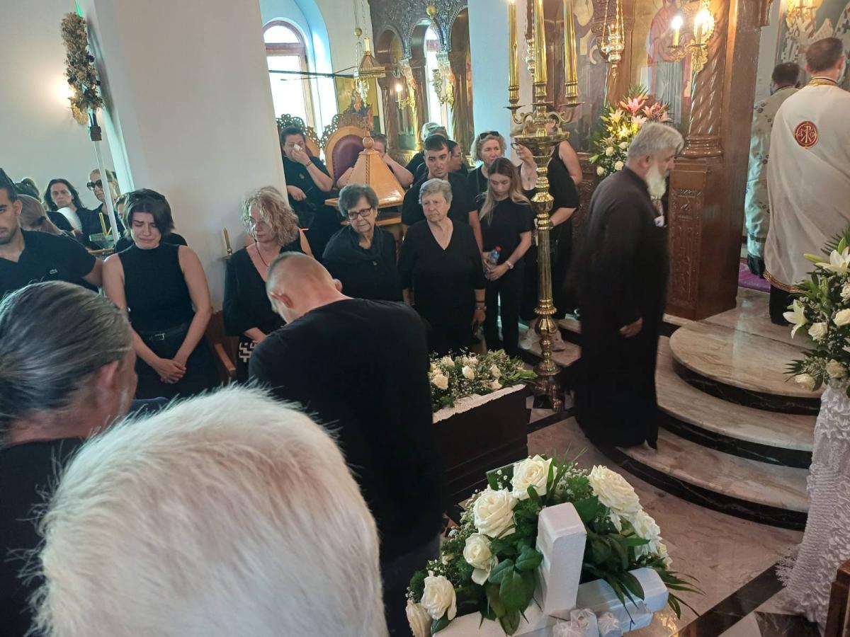 Βαρύ πένθος στη Μεσαρά: Πλήθος κόσμου αποχαιρετά τον Γιώργο Σπανουδάκη 7 Βαρύ πένθος στη Μεσαρά: Πλήθος κόσμου αποχαιρετά τον Γιώργο Σπανουδάκη