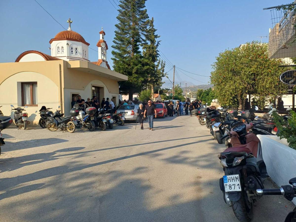 Βαρύ πένθος στη Μεσαρά: Πλήθος κόσμου αποχαιρετά τον Γιώργο Σπανουδάκη 8 Βαρύ πένθος στη Μεσαρά: Πλήθος κόσμου αποχαιρετά τον Γιώργο Σπανουδάκη