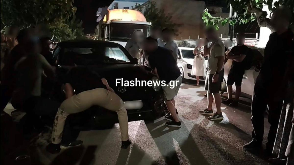 Κρήτη: Οδηγός «μπλόκαρε» απορριμματοφόρο – Οι θεατές βγήκαν από το θέατρο και το σήκωσαν με τα χέρια! 4 Κρήτη: Οδηγός «μπλόκαρε» απορριμματοφόρο – Οι θεατές βγήκαν από το θέατρο και το σήκωσαν με τα χέρια!