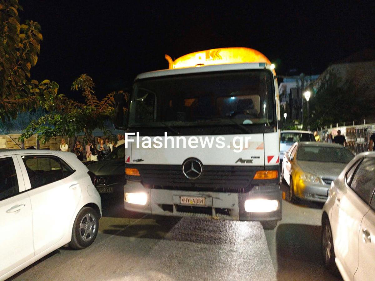 Κρήτη: Οδηγός «μπλόκαρε» απορριμματοφόρο – Οι θεατές βγήκαν από το θέατρο και το σήκωσαν με τα χέρια! 5 Κρήτη: Οδηγός «μπλόκαρε» απορριμματοφόρο – Οι θεατές βγήκαν από το θέατρο και το σήκωσαν με τα χέρια!