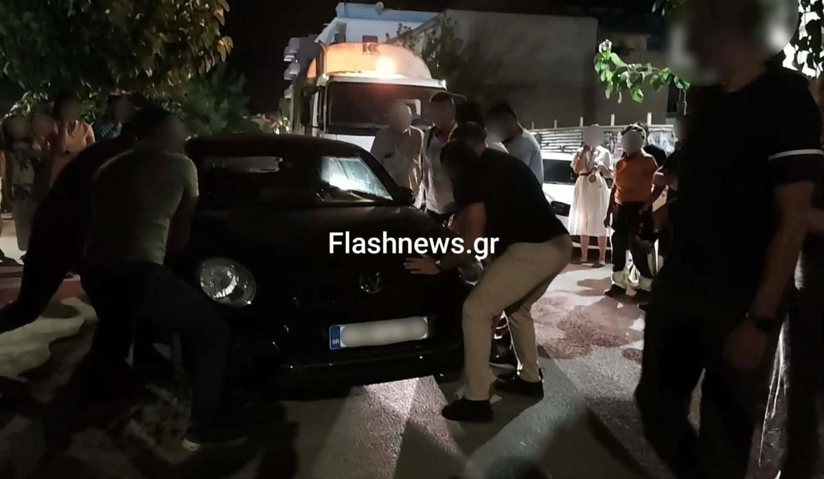 Κρήτη: Οδηγός «μπλόκαρε» απορριμματοφόρο – Οι θεατές βγήκαν από το θέατρο και το σήκωσαν με τα χέρια! 3 Κρήτη: Οδηγός «μπλόκαρε» απορριμματοφόρο – Οι θεατές βγήκαν από το θέατρο και το σήκωσαν με τα χέρια!