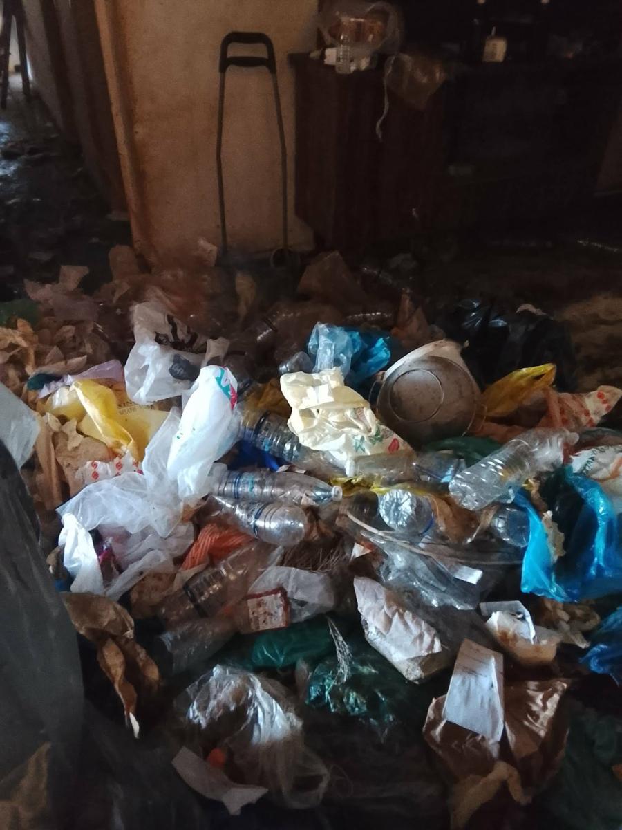Εικόνες-σοκ στην Κρήτη: Μετέτρεψε το διαμέρισμά της σε υγειονομική «βόμβα» με μουχλιασμένα φαγητά και σκουπίδια! 4 Εικόνες-σοκ στην Κρήτη: Μετέτρεψε το διαμέρισμά της σε υγειονομική «βόμβα» με μουχλιασμένα φαγητά και σκουπίδια!
