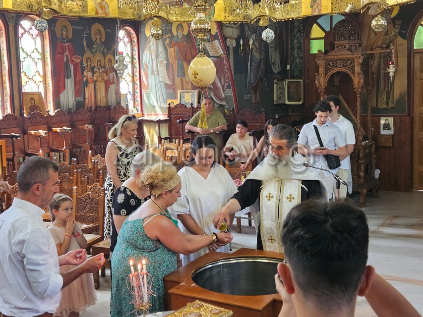 Μια ολόκληρη οικογένεια βαπτίζεται στην Κρήτη– Η συγκινητική ιστορία της 32χρονης Λένας - «Η πίστη δεν έσβησε ποτέ»
