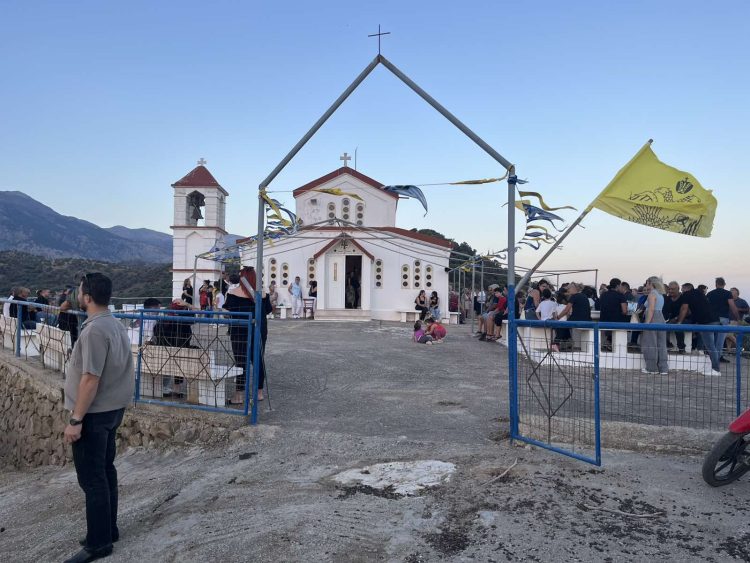Με πλήθος πιστών ο Μέγας Εσπερινός στον Τίμιο Σταυρό Κλήματος (Δείτε video & φωτογραφίες) 17 Με πλήθος πιστών ο Μέγας Εσπερινός στον Τίμιο Σταυρό Κλήματος (Δείτε video & φωτογραφίες)