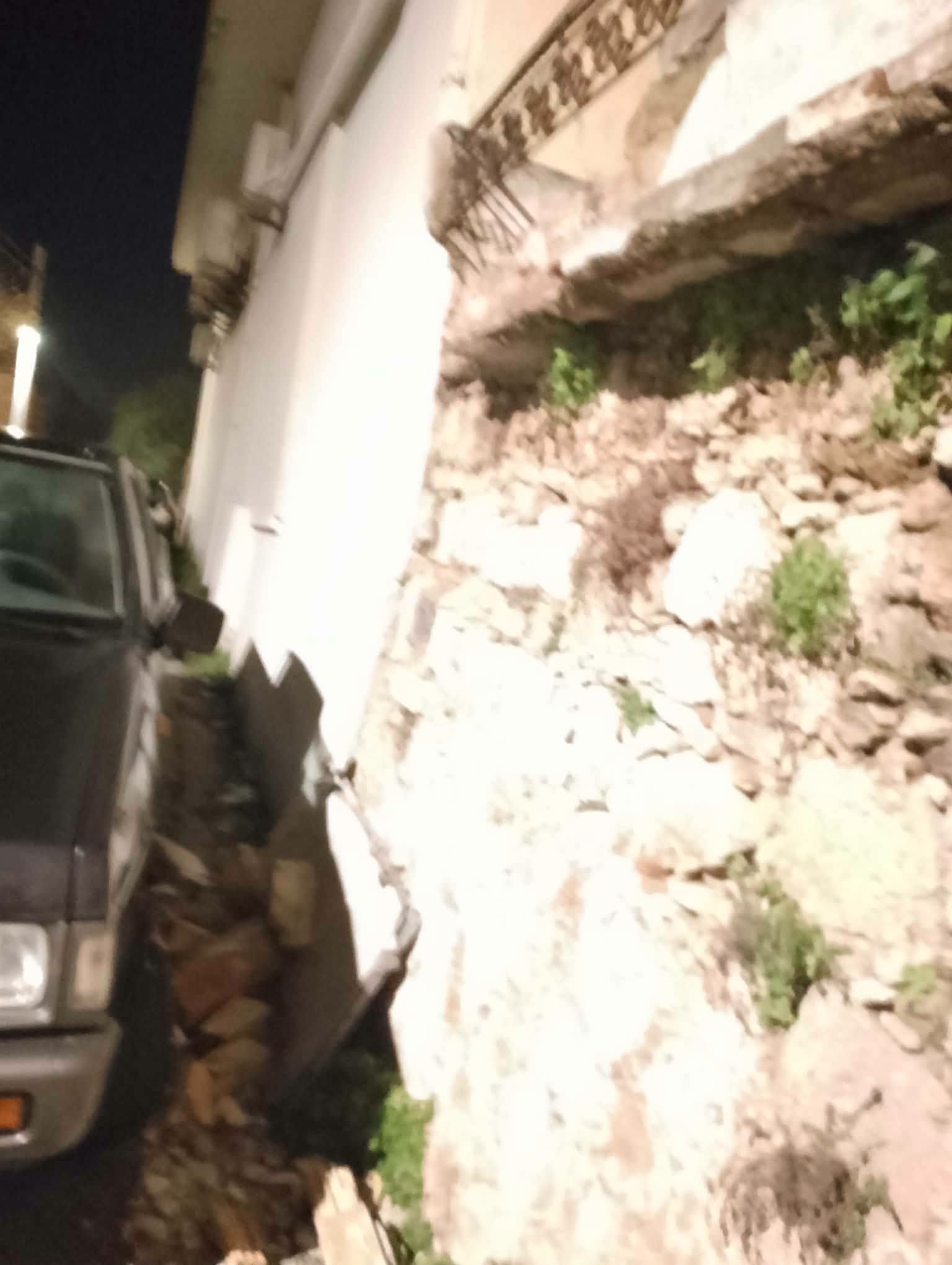 Κρήτη: Κατέρρευσε μπαλκόνι - Ζημιές σε σταθμευμένα αυτοκίνητα (φωτογραφίες) 1 Κρήτη: Κατέρρευσε μπαλκόνι - Ζημιές σε σταθμευμένα αυτοκίνητα (φωτογραφίες)