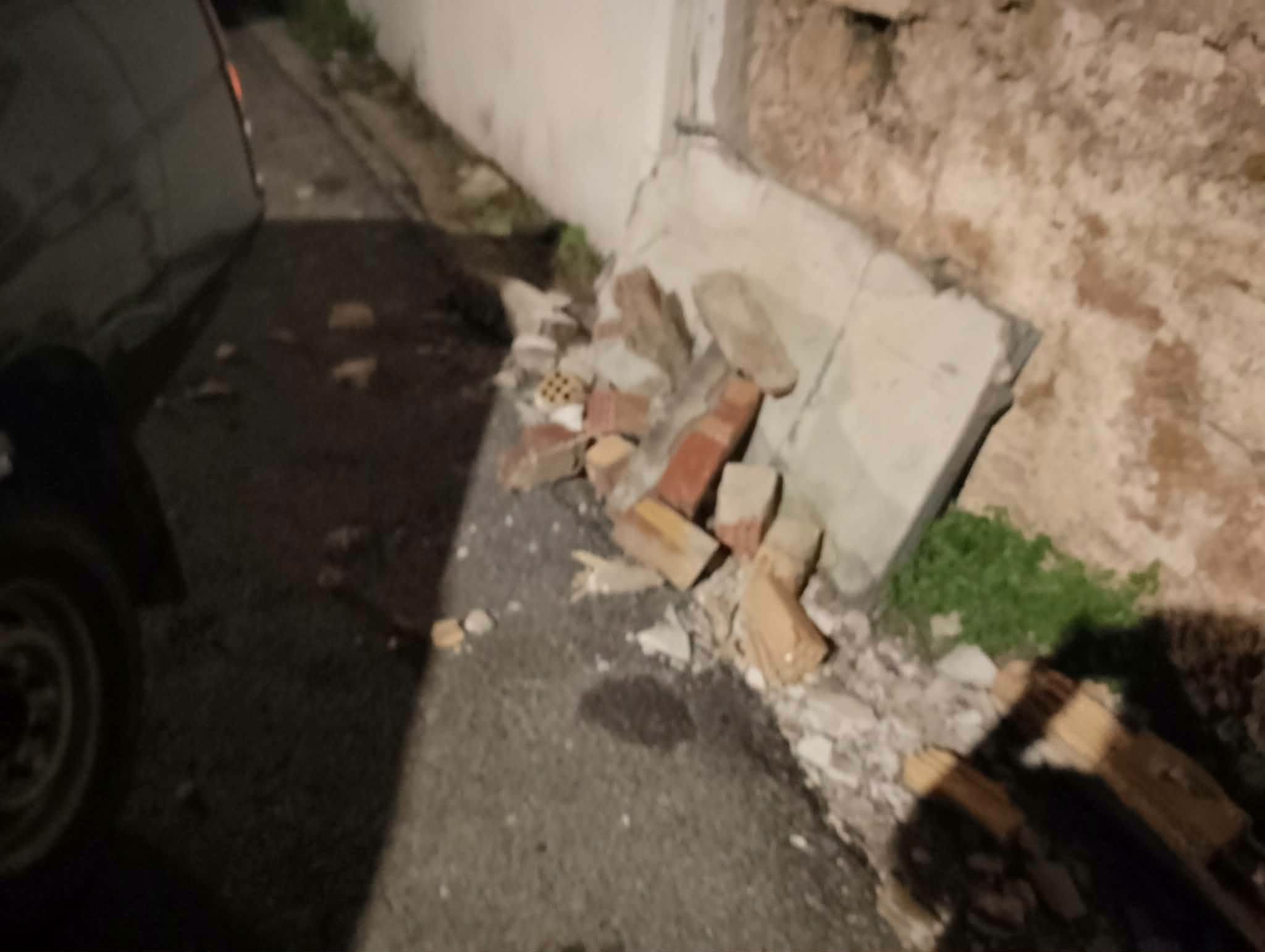 Κρήτη: Κατέρρευσε μπαλκόνι - Ζημιές σε σταθμευμένα αυτοκίνητα (φωτογραφίες) 3 Κρήτη: Κατέρρευσε μπαλκόνι - Ζημιές σε σταθμευμένα αυτοκίνητα (φωτογραφίες)