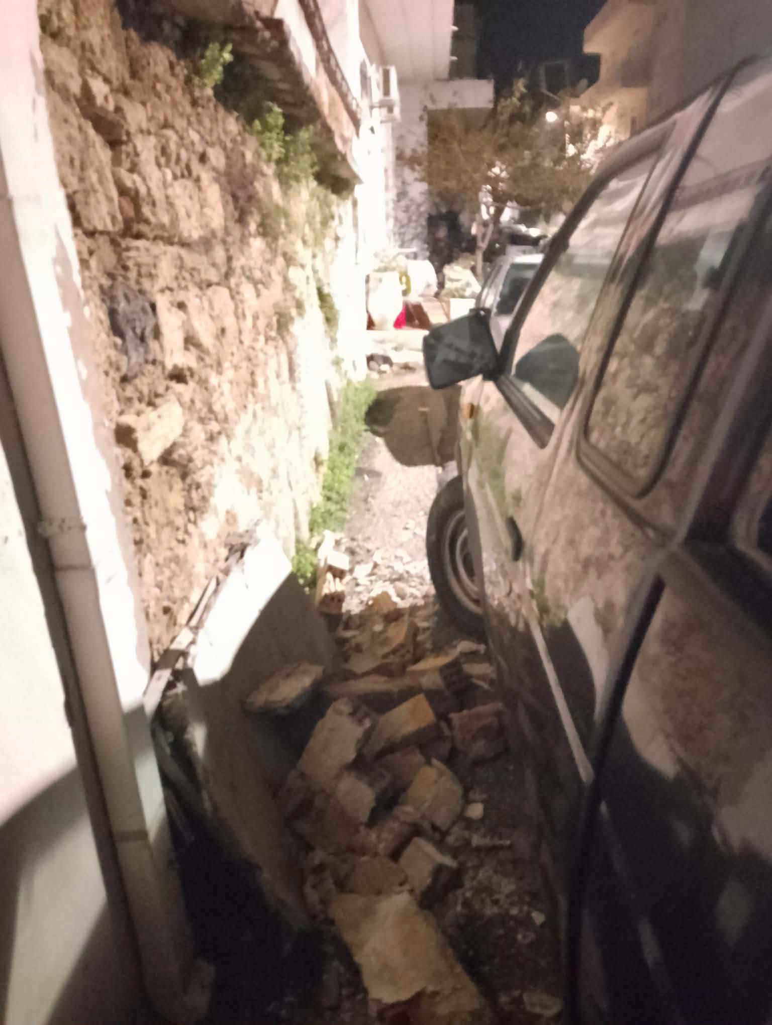 Κρήτη: Κατέρρευσε μπαλκόνι - Ζημιές σε σταθμευμένα αυτοκίνητα (φωτογραφίες) 2 Κρήτη: Κατέρρευσε μπαλκόνι - Ζημιές σε σταθμευμένα αυτοκίνητα (φωτογραφίες)