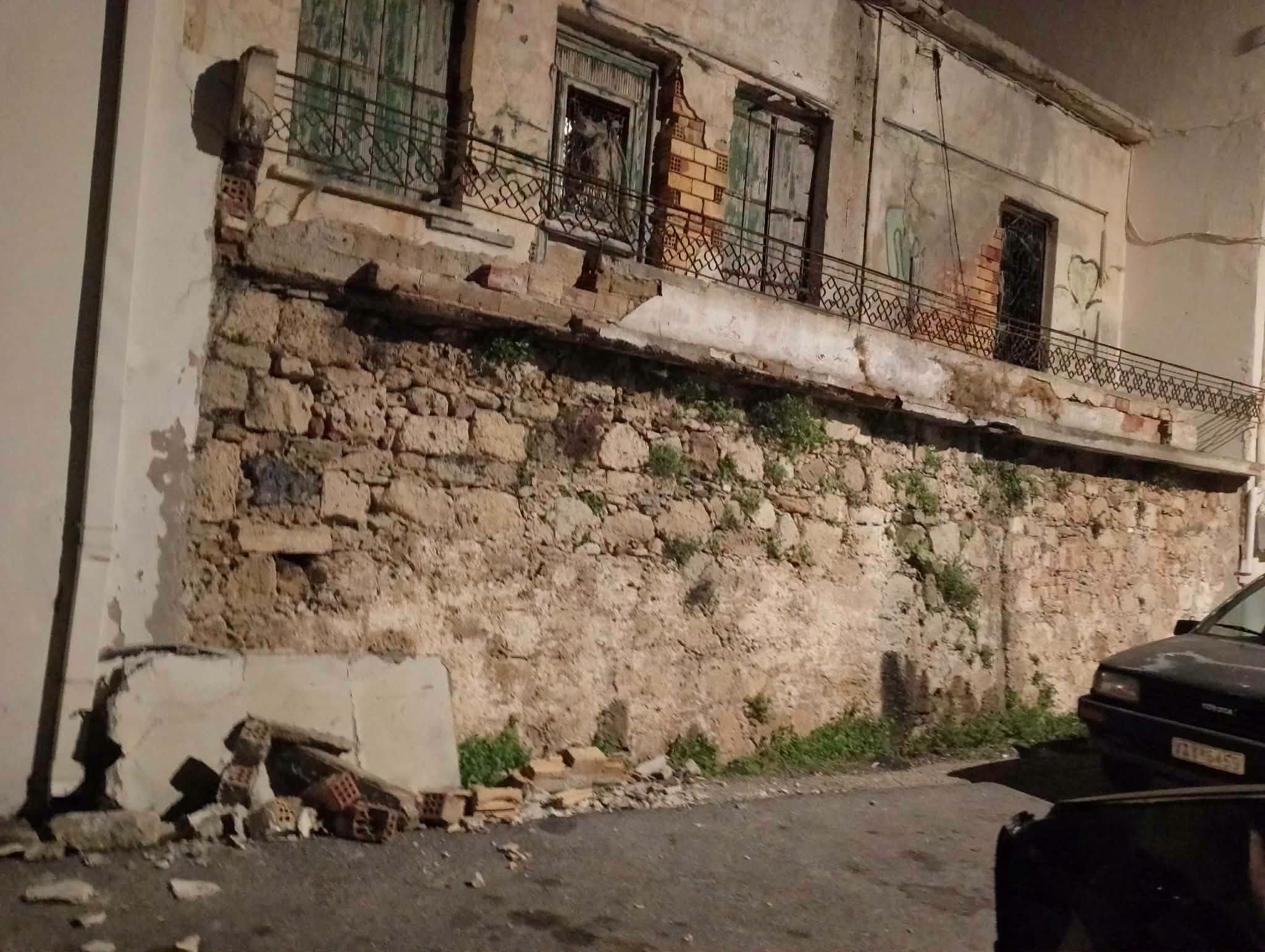 Κρήτη: Κατέρρευσε μπαλκόνι - Ζημιές σε σταθμευμένα αυτοκίνητα (φωτογραφίες) 4 Κρήτη: Κατέρρευσε μπαλκόνι - Ζημιές σε σταθμευμένα αυτοκίνητα (φωτογραφίες)