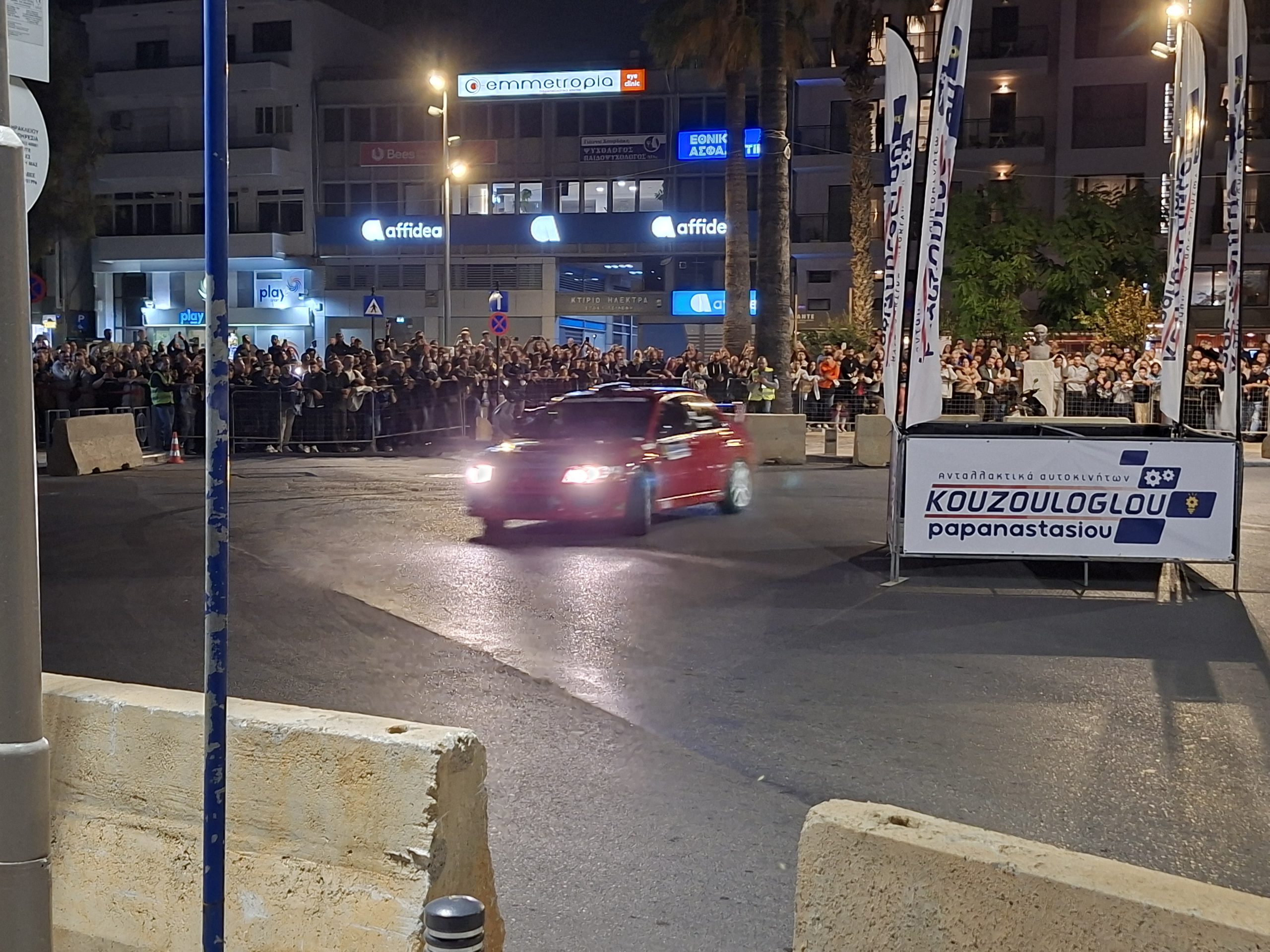 Ηράκλειο: Εντυπωσιακό θέαμα με αγωνιστικά αυτοκίνητα στην καρδιά της πόλης – Η ιστορική υπερειδική (εικόνες)