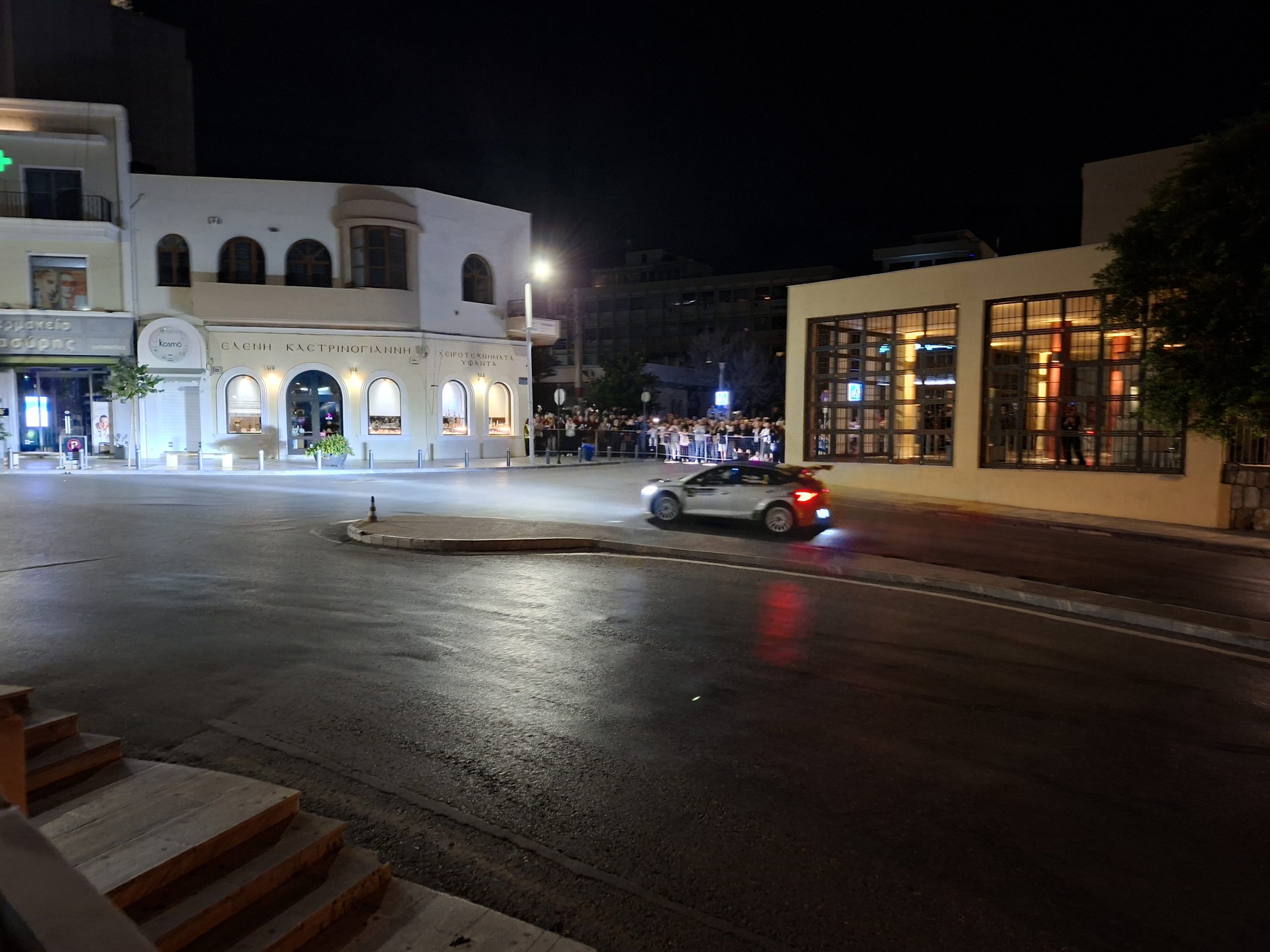 Ηράκλειο: Εντυπωσιακό θέαμα με αγωνιστικά αυτοκίνητα στην καρδιά της πόλης – Η ιστορική υπερειδική (εικόνες)
