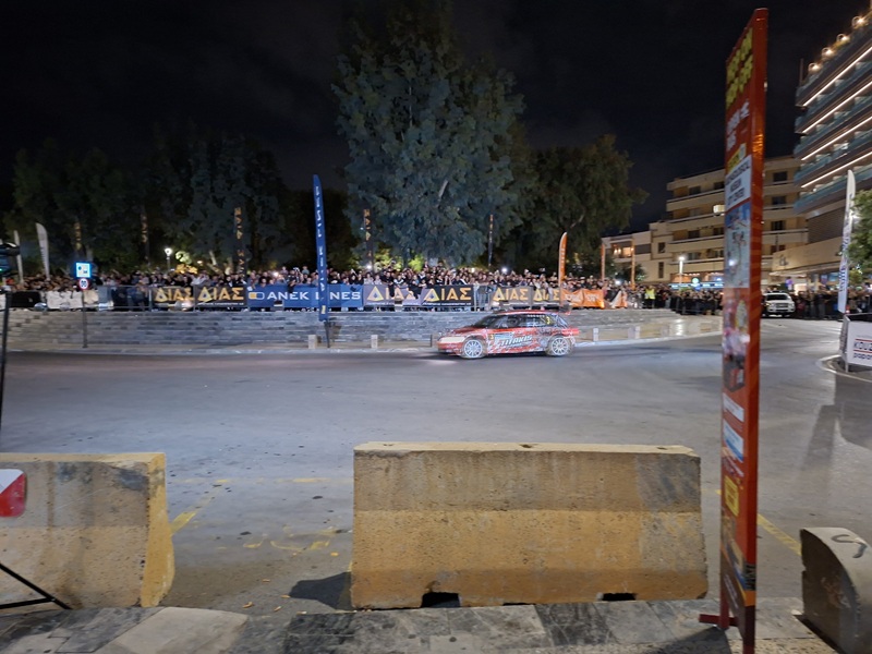 Ηράκλειο: Εντυπωσιακό θέαμα με αγωνιστικά αυτοκίνητα στην καρδιά της πόλης – Η ιστορική υπερειδική (εικόνες)